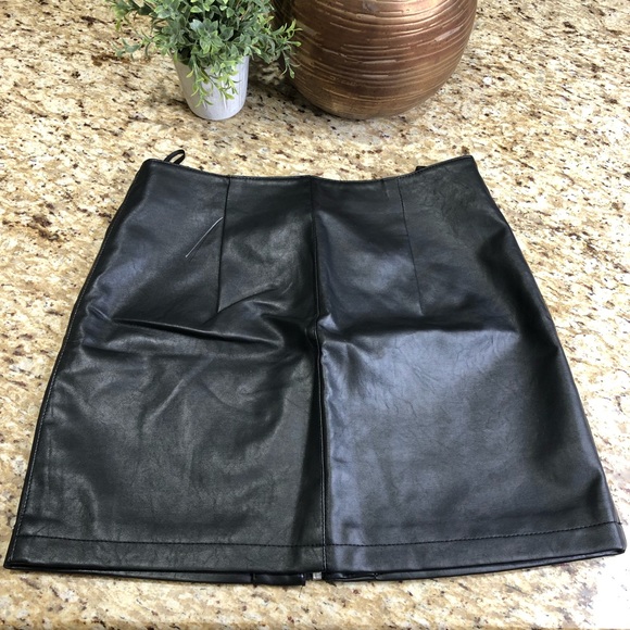 F21 VEGAN LEATHER ZIPPER FRONT STUD SKIRT Black Medium - Picture 6 of 6